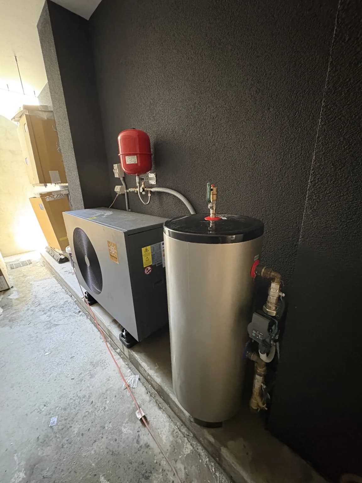 Heat pump equipment used for heating, hot water and pool systems